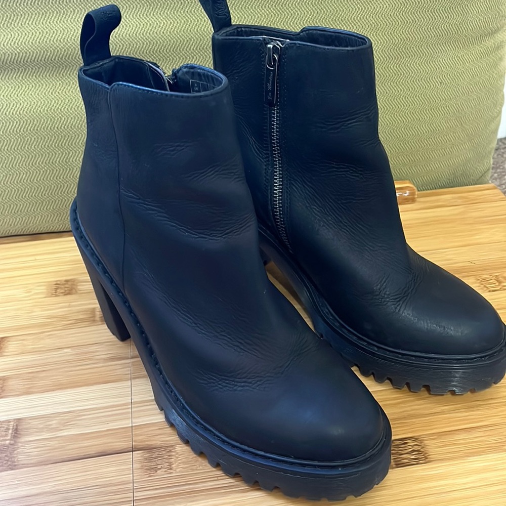 Dr. Martens Magdalena Women’s Leather Heeled Chelsea Boot | Size 8W